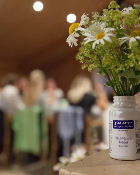 Pure Bottle Haut-Haar-Nägel mit Blumen