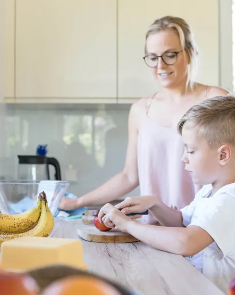 Mutter und Sohn beim Jause machen