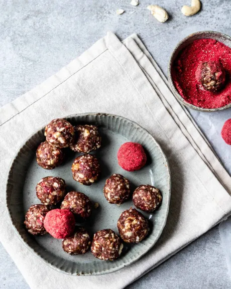 himbeer energy balls auf einem teller