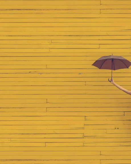 Frau springt mit Regenschirm in der Hand