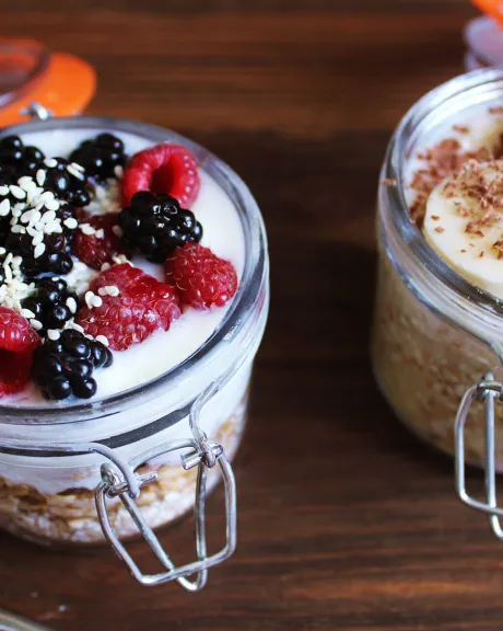 Zwei Glasbecher mit Früchtenachtisch