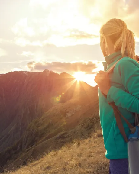 frau sonne rucksack swissmediavision wandern berge natur Abend landschaft