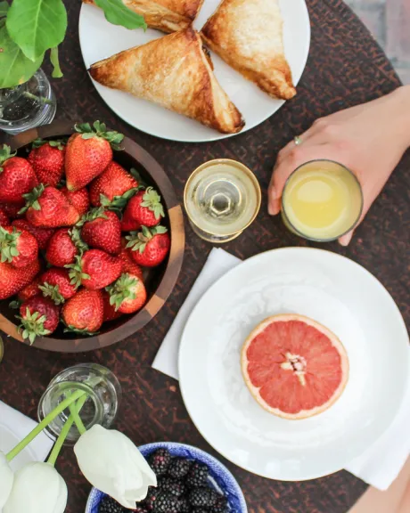 verschiedenes Obst auf Frühstücktisch