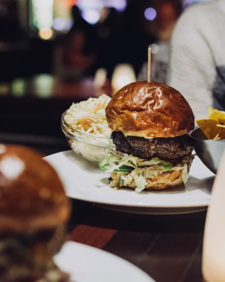 Ein Burger mit Pommes