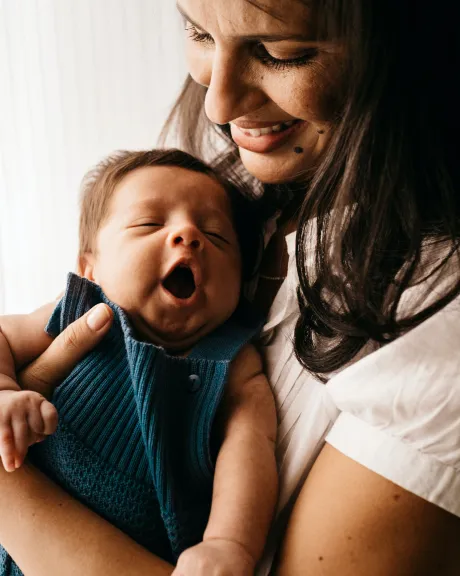 Frau hält Baby in den Armen