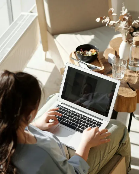 Frau arbeitet auf Laptop