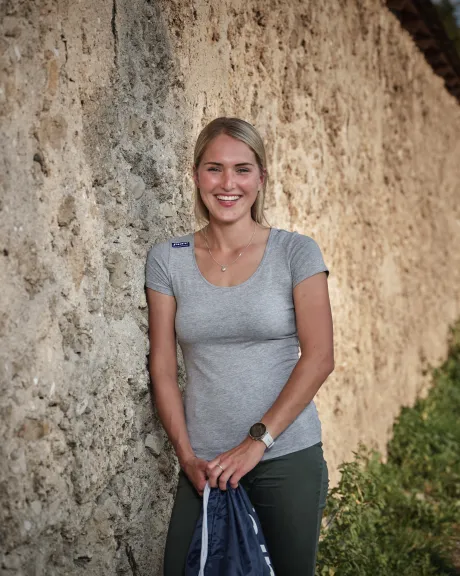 Johanna Hiemer lehnt an einer Mauer