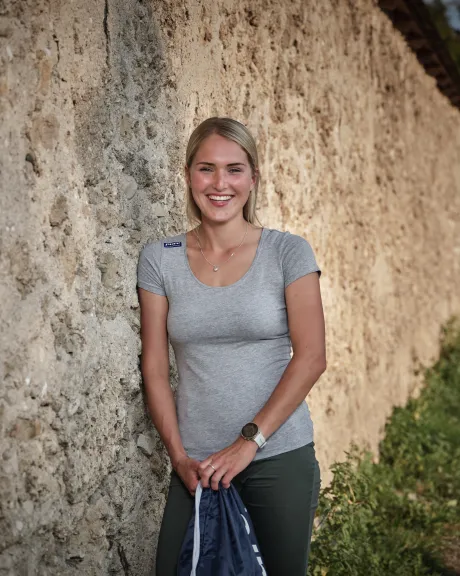 Johanna Hiemer lehnt an einer Mauer