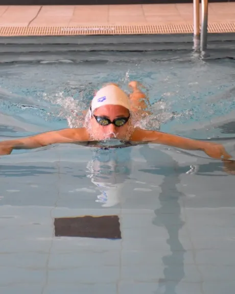 Frau schwimmt mit Kopf ober Wasser