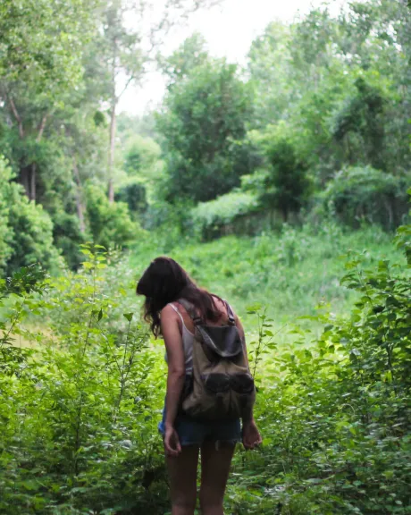 Frau mit Rucksack im Wald