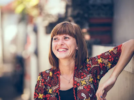 Frau lächelt