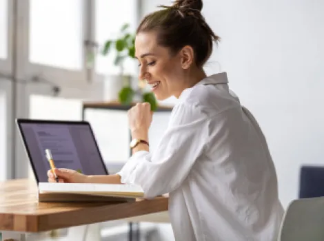 Fröhliche Frau am Arbeiten