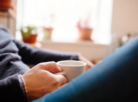 darmgesundheit bild tasse Häferl Kaffeehäferl Kaffeetasse Mann Herbst Winter entspannen