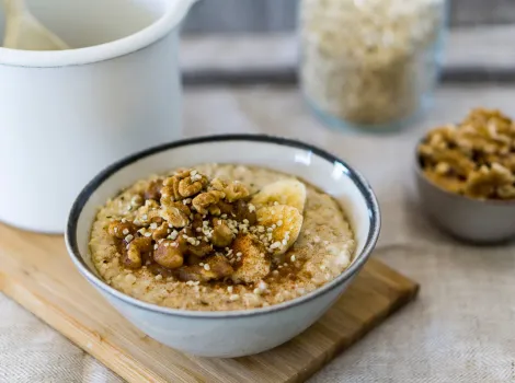 Schüssel mit Bananen-Porridge