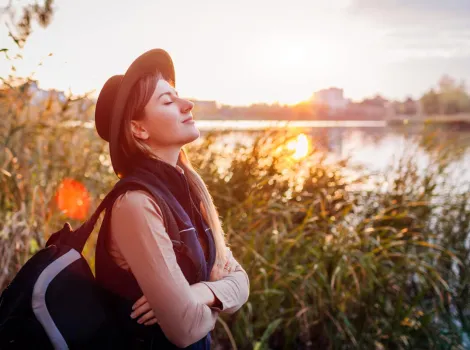 Frau lässt sich die Sonne ins Gesicht scheinen