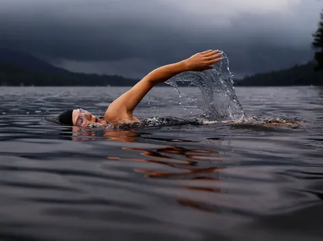 Mann krault in einem See