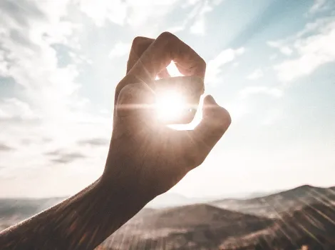 Hand gegen Sonnenlicht