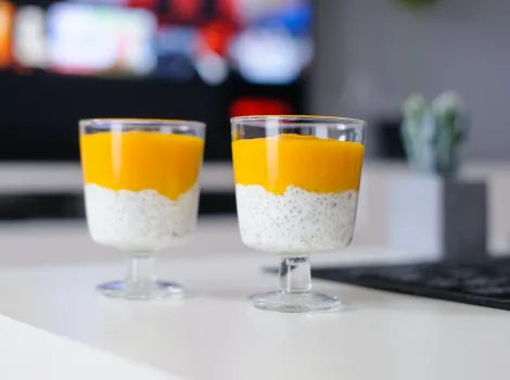 Adam Przeniewski YD4svPPdOU4 unsplash Chiapudding Mangocreme orange gelb Dessert Nachspeise Glas Dessertglas
