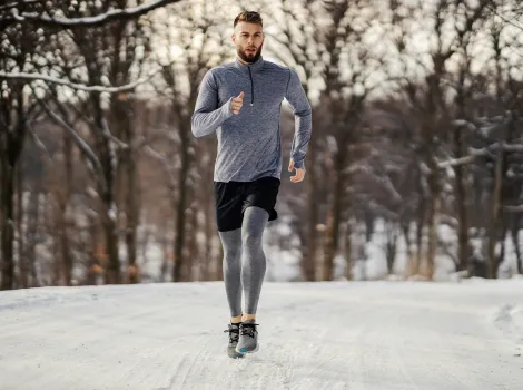 Mann joggt im Winter