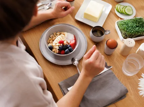 Frühstückstisch mit Butter, Käse, Wurst und Eiern