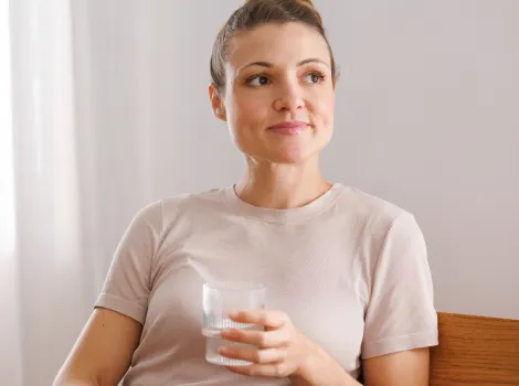 Frau hält Wasserglas in der Hand