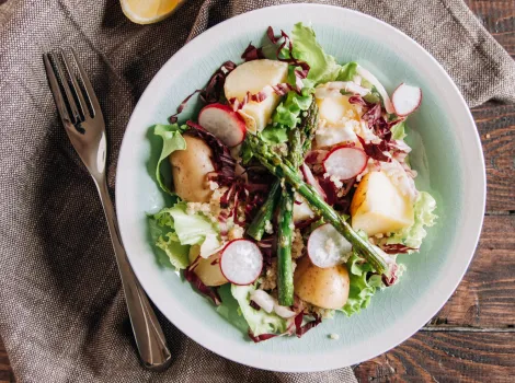 Kartoffeln und Radieschen auf Salat