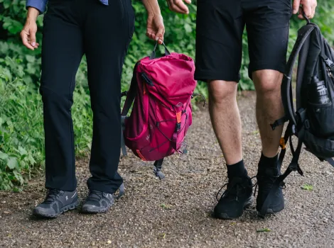 Mann und Frau gehen mit Wanderrucksack