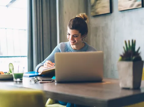 Frau sitzt vor dem Laptop