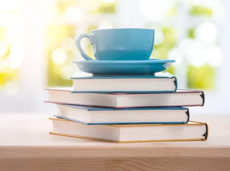 Teetasse auf Bücherstapel