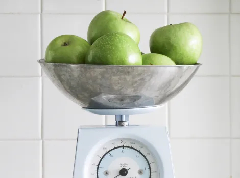 aepfel in waagschale retro Clementine deathtostock Küchenwaage Äpfel grün weiß Gesunde Ernährung