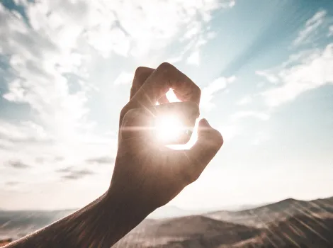 daoudi aissa unsplash Hand Sonnenstrahlen Licht Vitamin D Wüste Berge Landschaft braun blau