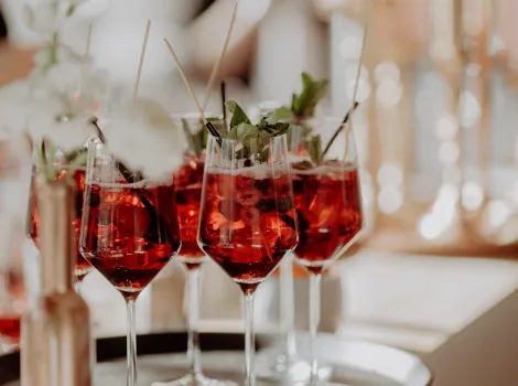 Sekt Cocktail Weincocktail Weinglas Tablett Fest Weihnachten Silvester Neujahr weiß rot Himbeeren Winter Feier Party filipp romanovski V7zN7DCeIb0 unsplash alkoholisches Getränk alkoholfreies Getränk