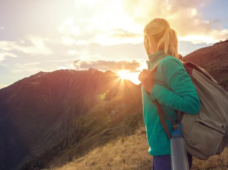 frau sonne rucksack swissmediavision wandern berge natur Abend landschaft