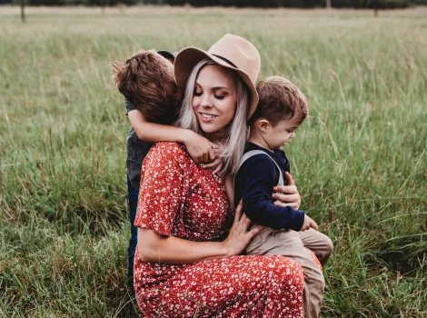 Eine Frau mit ihren Kindern am Arm