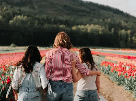 Frauen in einem Blumenfeld