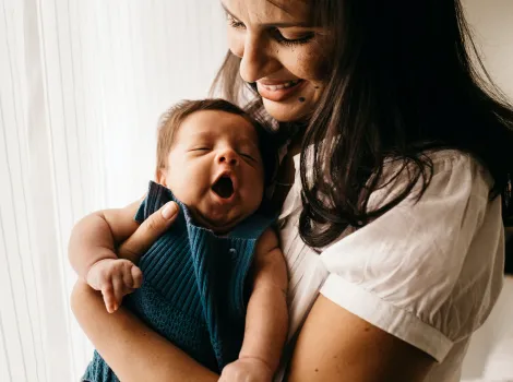 Frau hält Baby in den Armen