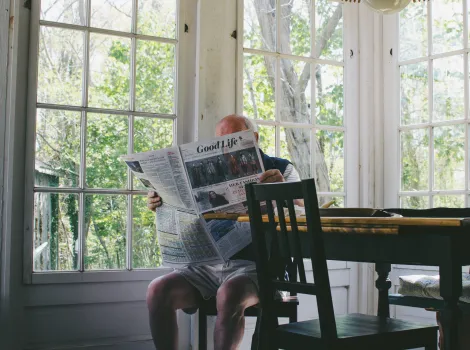 Alter Mann liest Zeitung