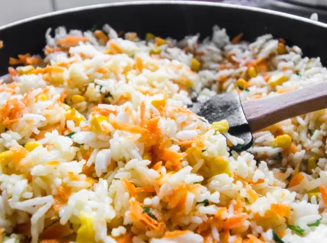 louis hansel unsplash Reispfanne kochen Gemüsereis Risotto orangefarben gelb weiß schwarz