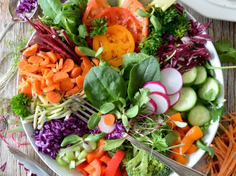 Eine Salatschüssel mit viel verschiedenem Gemüse