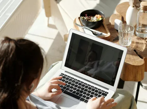 Frau arbeitet auf Laptop