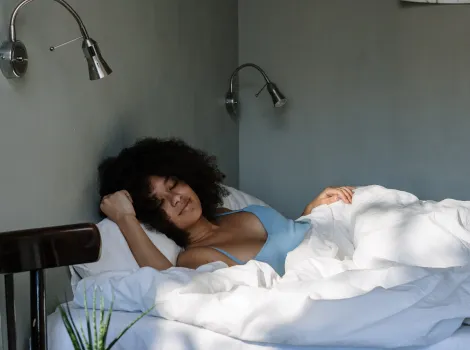 Frau liegt schlafend im Bett
