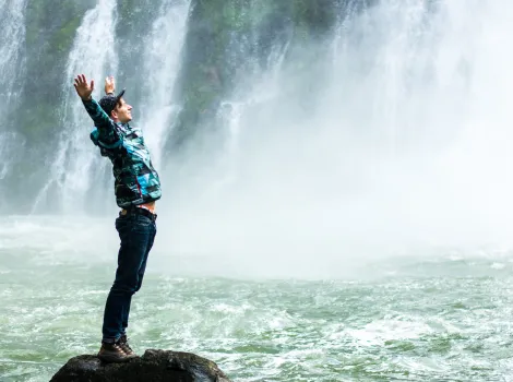 Mann Wasserfall Stein Energie grün blau svyatoslav romanov r38u2Uq1AXk unsplash