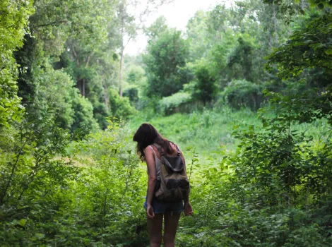 Frau mit Rucksack im Wald