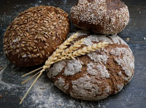 wesual click Brot Schwarzbrot Sonnenblumenkerne Getreide Mehl grau Brotlaibe