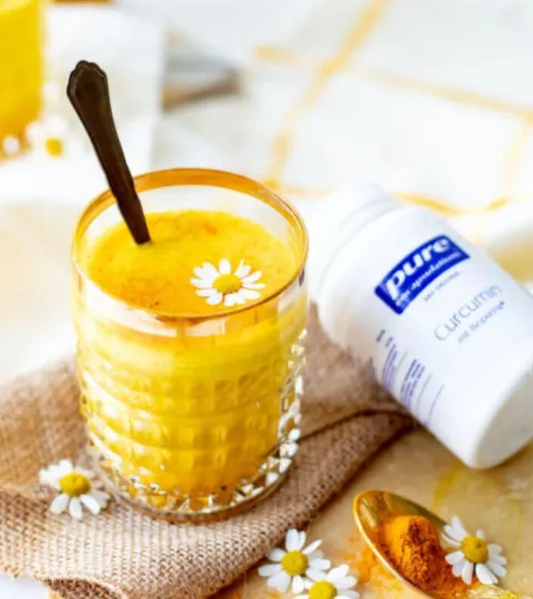 Curcuma Latte im Glas mit einer Bottle Curcumin von Pure Encapsulations