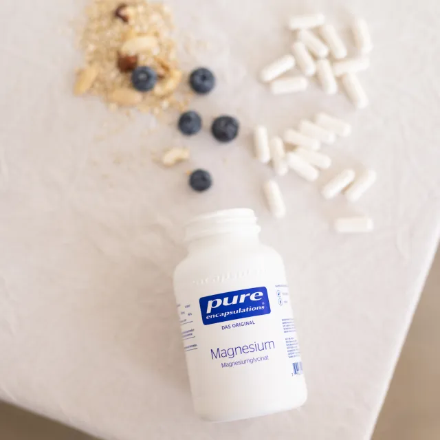 Magnesiumglycinat Bottle von Pure mit Kapseln, Heidelbeeren, Nüssen und Haferflocken