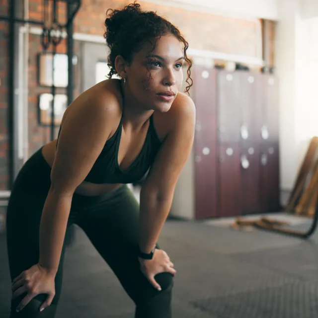 Frau macht eine Erholungspause für mehr Fokus, Konzentration und mentale Stärke