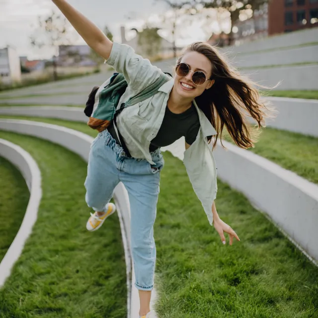 Frau lacht glücklich und voller Energie