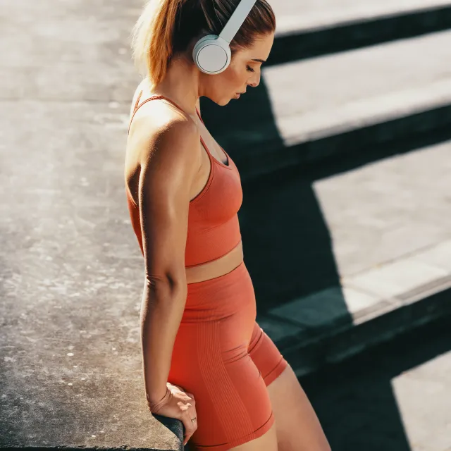 Frau erholt sich nach einer Trainingseinheit