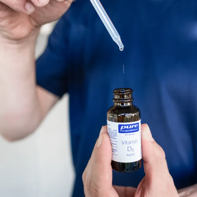 Vitamin D3 liquid von Pure Encapsulations geöffnet mit der Pipette